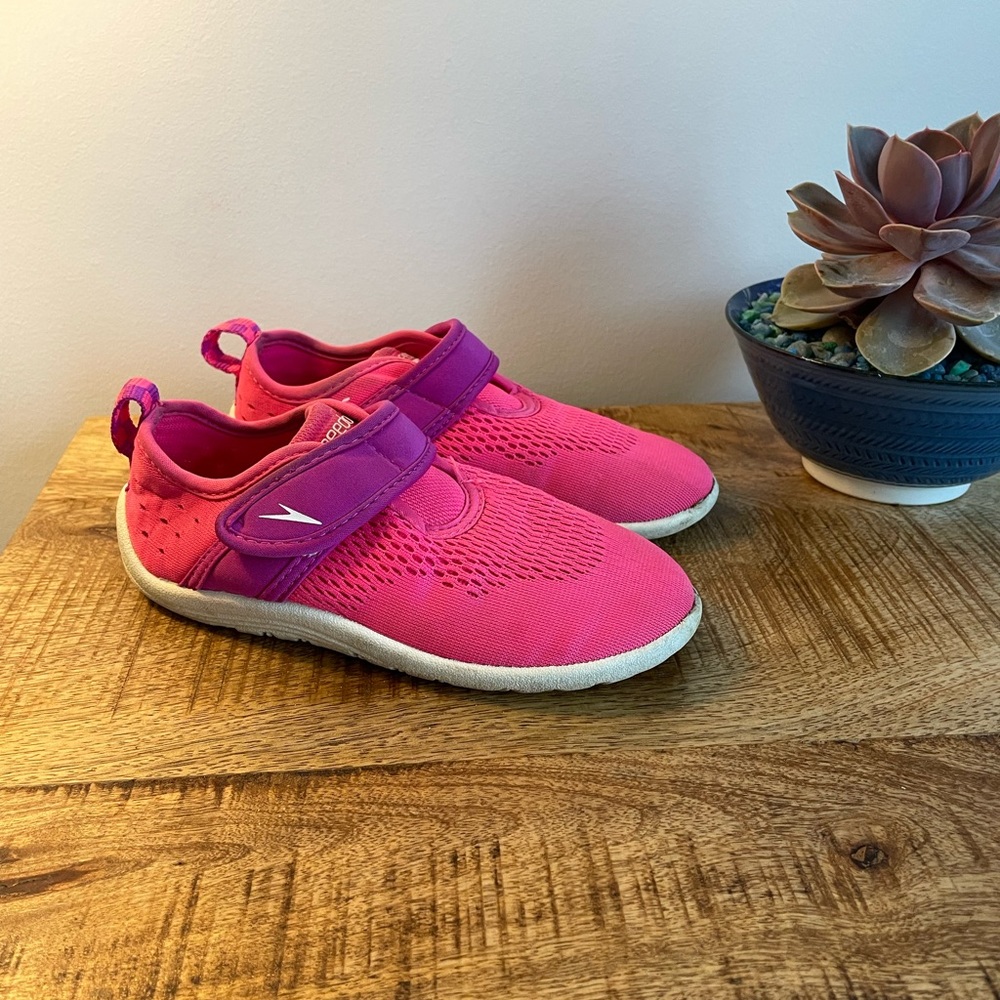Speedo Girls’ XL (11-12) pink water shoes.